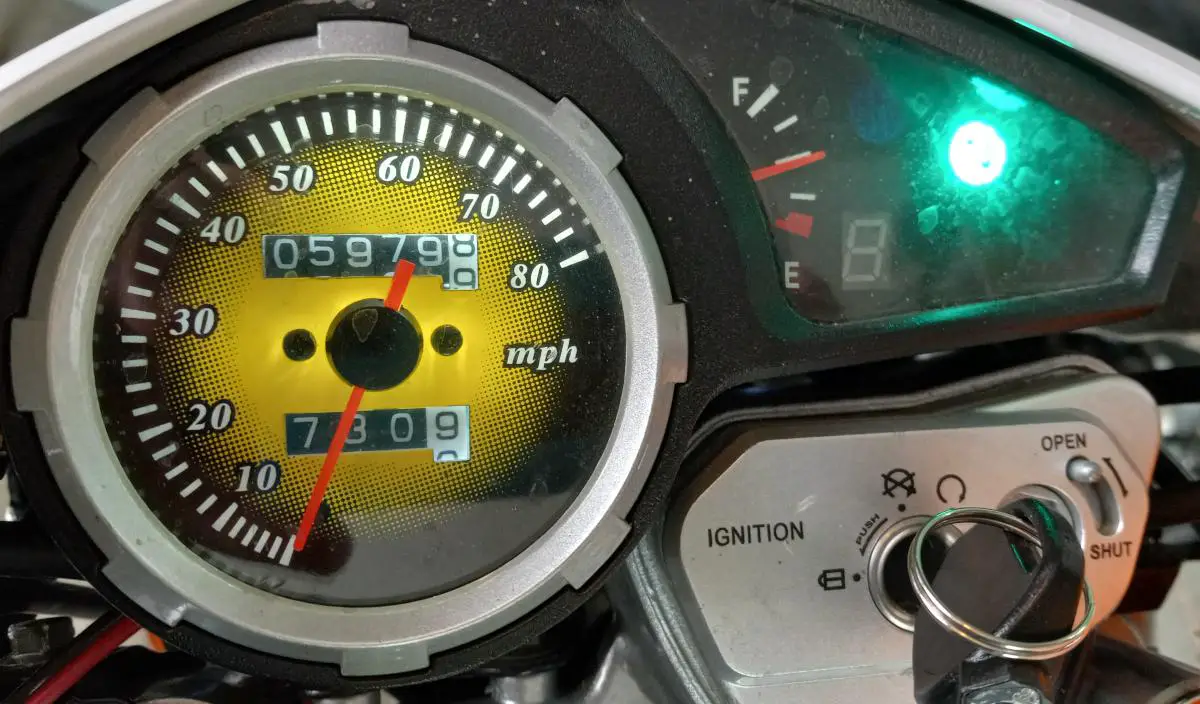 TaoTao TBR7 Motorcycle speedometer and gear gear indicator, on neutral.