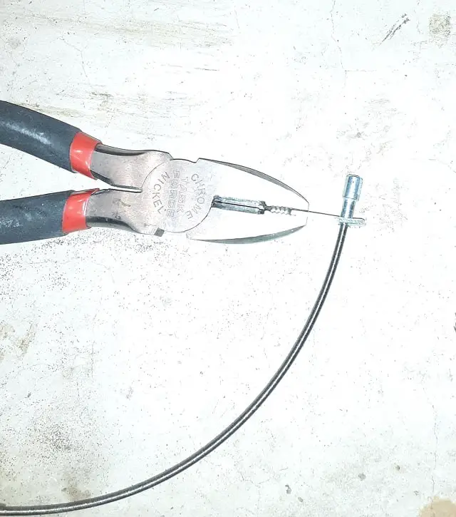 Holding crimping piece with pliers.
